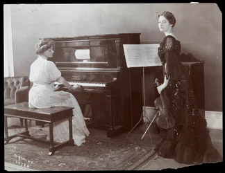 Vrouwen die een pianola en een viool bespelen, New York, 1907